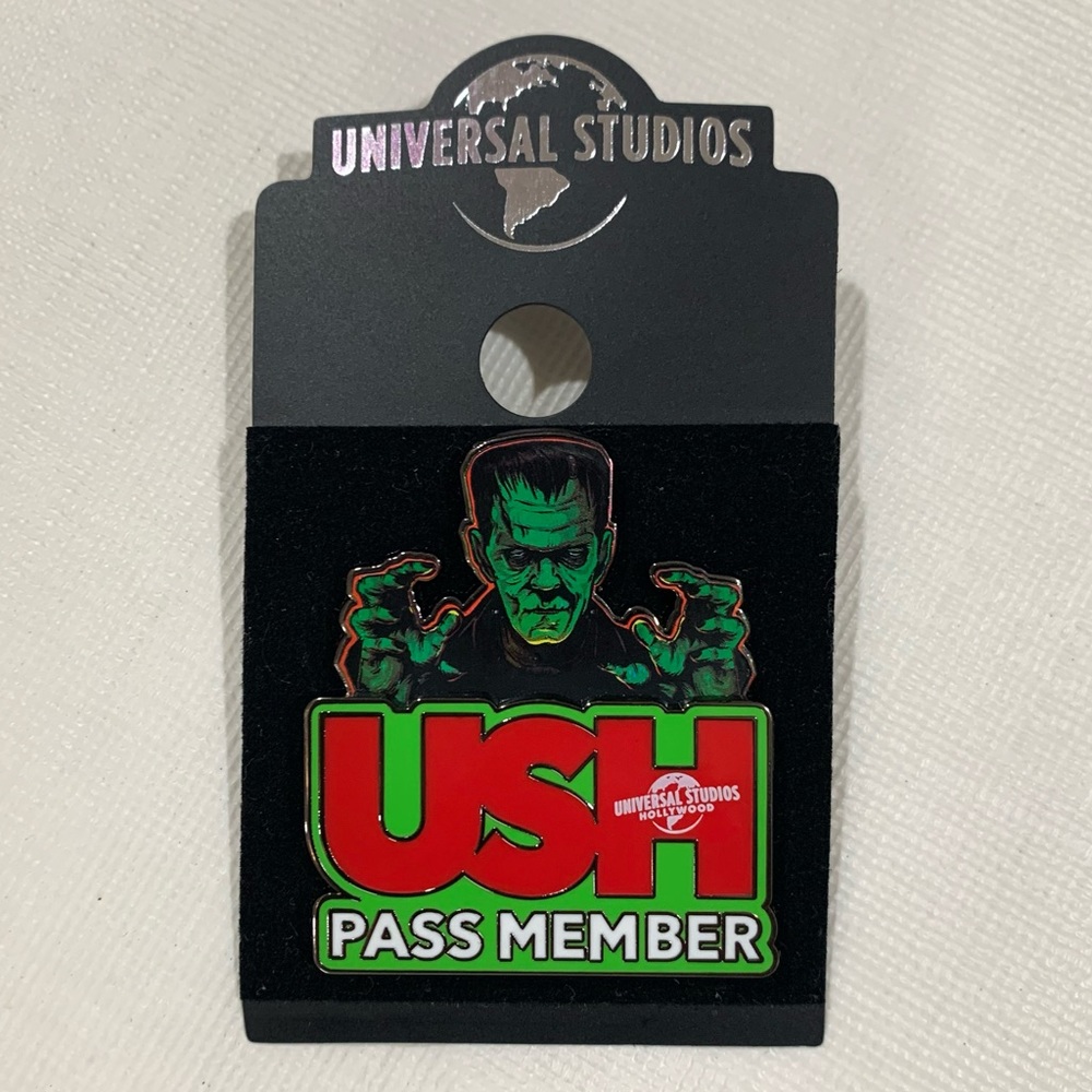 Universal Studios Halloween Pass Holder Pin 🧟‍♂️